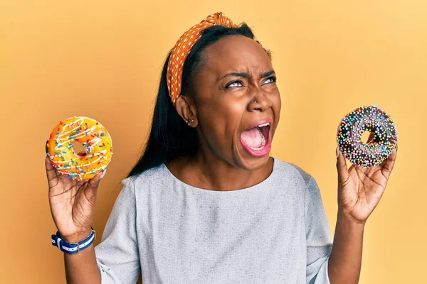 Jonge Afrikaanse Vrouw Met Smakelijke Kleurrijke Donuts Boos Gek Schreeuwend — Stockfoto