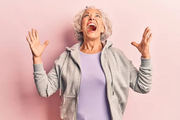 Senior Grijs Harige Vrouw Draagt Casual Sportieve Kleding Gek Gek — Stockfoto