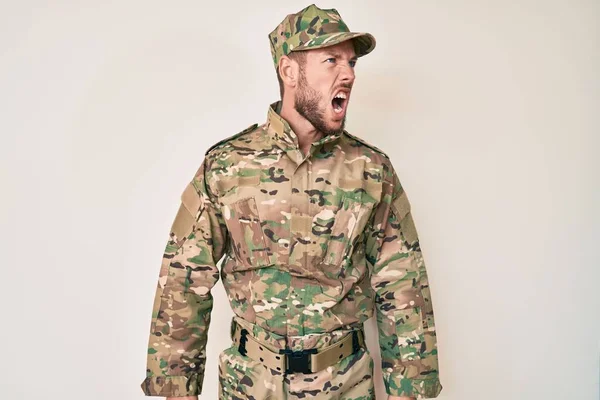 Young Caucasian Man Wearing Camouflage Army Uniform Angry Mad Screaming — Stock Photo, Image