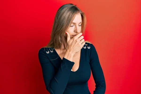 穿着休闲服的美丽的高加索女人感到身体不适 咳嗽是感冒或支气管炎的症状 保健概念 — 图库照片