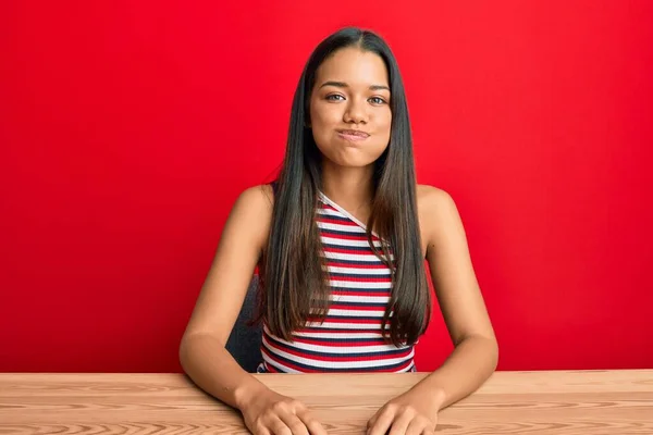 Schöne Hispanische Frau Lässiger Kleidung Sitzt Auf Dem Tisch Und — Stockfoto