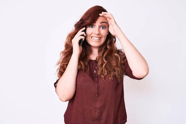 Giovane Bella Donna Che Parla Sullo Smartphone Stressata Frustrata Con — Foto Stock