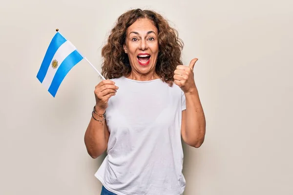 Mujer Patriótica Hermosa Mediana Edad Sosteniendo Bandera Argentina Sobre Fondo — Foto de Stock