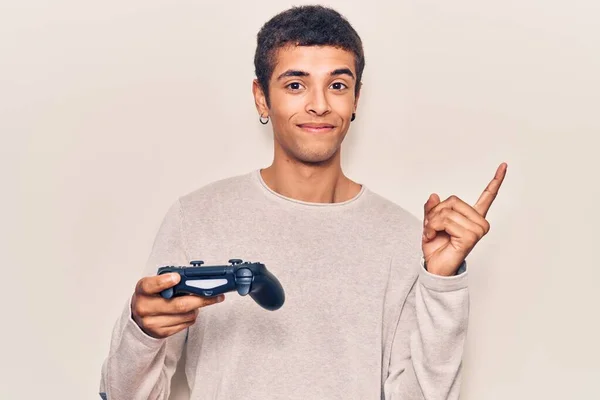 Joven Africano Amerciano Jugando Videojuego Sosteniendo Controlador Sonriendo Feliz Señalando —  Fotos de Stock