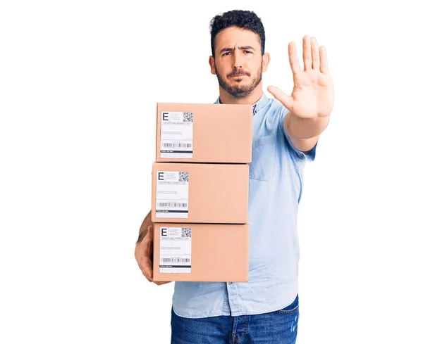 Jonge Spaanse Man Houdt Levering Pakket Met Open Hand Doen — Stockfoto