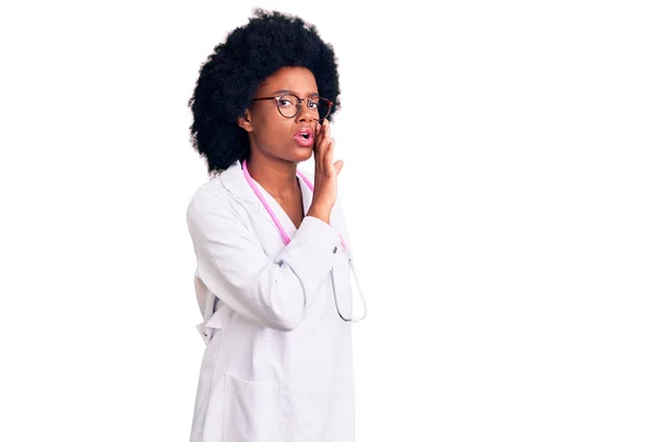 Fiatal Afro Amerikai Orvosi Kabátban Sztetoszkóppal Száján Titkos Pletykákat Terjeszt — Stock Fotó