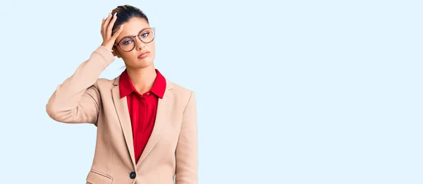 Jovem Mulher Bonita Vestindo Camisa Negócios Óculos Confundem Perguntam Sobre — Fotografia de Stock