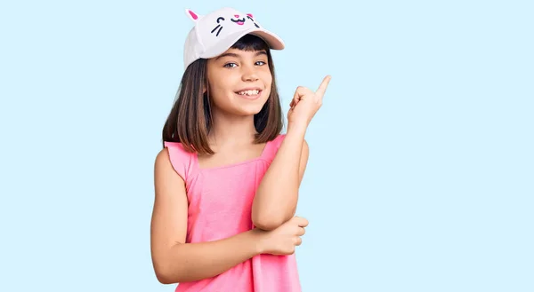 Giovane Bambina Con Bang Indossa Divertente Kitty Cap Sorridente Felice — Foto Stock