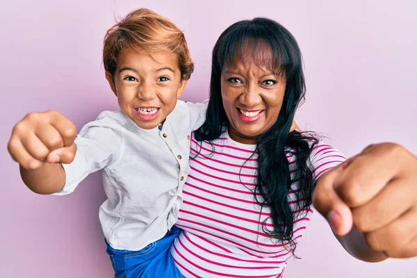 Hispanic Familj Mor Och Son Kramas Tillsammans Med Kärlek Irriterad — Stockfoto