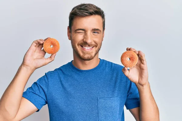 Schöner Kaukasischer Mann Der Augenzwinkernd Donuts Isst Und Mit Sexy — Stockfoto