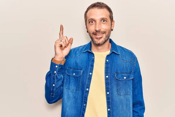 Young Handsome Man Wearing Casual Clothes Pointing Finger Successful Idea — Stock Photo, Image