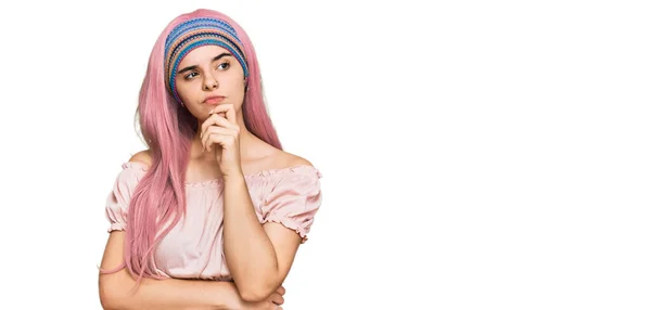 Menina Hispânica Jovem Com Cabelo Rosa Rosto Sério Pensando Questão — Fotografia de Stock