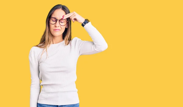 Vacker Brunett Ung Kvinna Bär Casual Vit Tröja Och Glasögon — Stockfoto