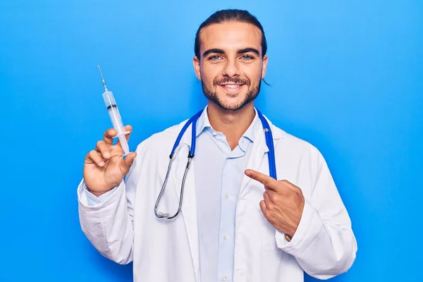 Ung Flot Mand Iført Læge Stetoskop Holder Sprøjten Smilende Glad - Stock-foto