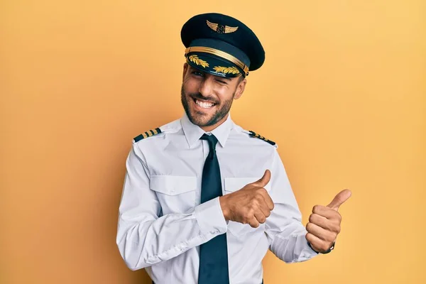 Snygg Hispanic Man Bär Flygplan Pilot Uniform Pekar Baksidan Bakom — Stockfoto