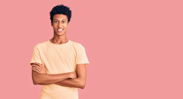 Junger Afrikanisch Amerikanischer Mann Lässiger Kleidung Mit Glücklichem Gesicht Und — Stockfoto