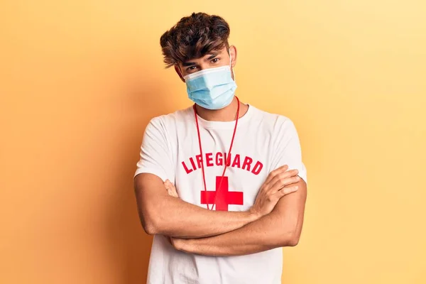 Joven Hombre Hispano Vistiendo Camiseta Salvavidas Usando Máscara Médica Cara —  Fotos de Stock