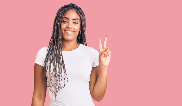 年轻的非洲裔美国女人 头戴辫子 穿着休闲装 手指指向二号 面带微笑 自信而快乐 — 图库照片