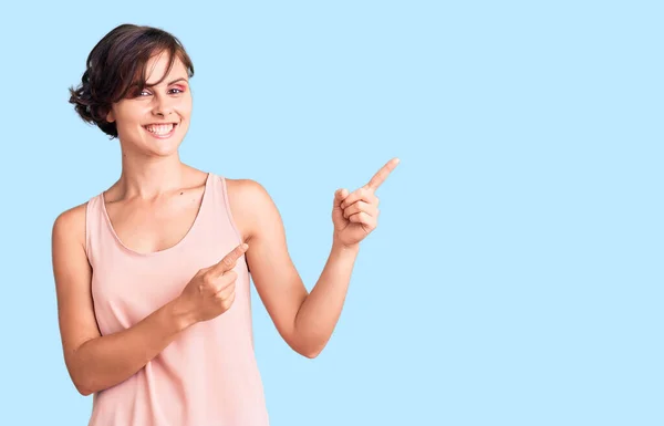 Mulher Bonita Com Cabelo Curto Vestindo Estilo Casual Com Camisa — Fotografia de Stock