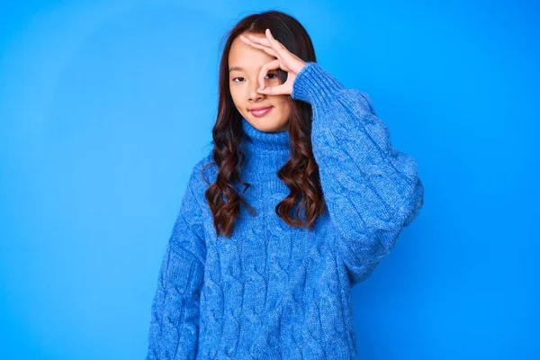 Giovane Bella Ragazza Cinese Indossa Casual Maglione Invernale Facendo Gesto — Foto Stock