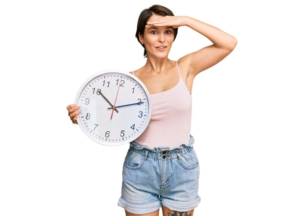Junge Brünette Frau Mit Kurzen Haaren Hält Große Uhr Gestresst — Stockfoto