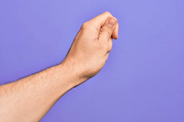 Mano Joven Caucásico Mostrando Dedos Sobre Fondo Púrpura Aislado Sosteniendo — Foto de Stock