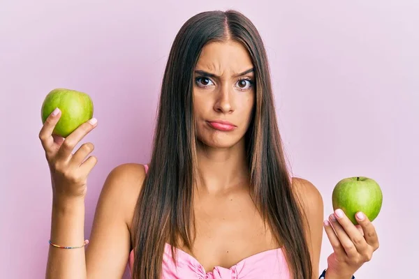 Jeune Femme Hispanique Tenant Des Pommes Vertes Sceptiques Nerveux Fronçant — Photo