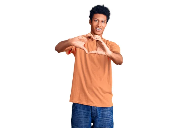 Молодой Африканский Американец Повседневной Одежде Улыбающийся Любви Делает Символическую Форму — стоковое фото