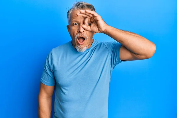 Medioevo Uomo Dai Capelli Grigi Indossa Abiti Casual Facendo Gesto — Foto Stock