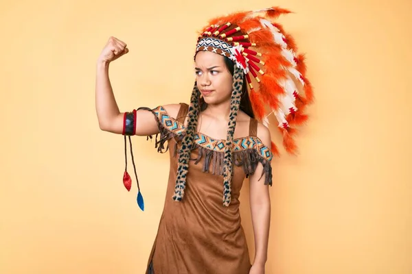 Jeune Belle Fille Latine Portant Costume Indien Personne Forte Montrant — Photo