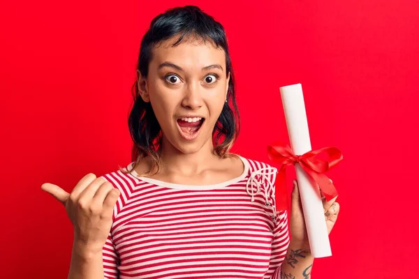 Jonge Vrouw Houden Afgestudeerd Diploma Wijzen Duim Naar Zijkant Glimlachen — Stockfoto