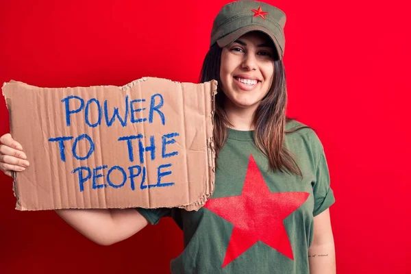 Mulher Bonita Vestindo Camiseta Com Símbolo Comunista Estrela Vermelha Pedindo — Fotografia de Stock