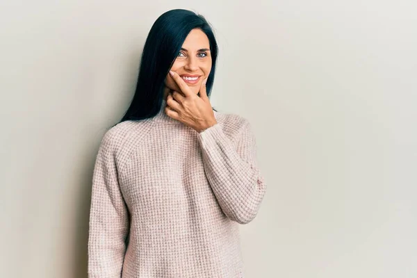 스웨터를 코카서스 여성은 채웃고 카메라를 자신있게 바라보고 있었다 긍정적 — 스톡 사진