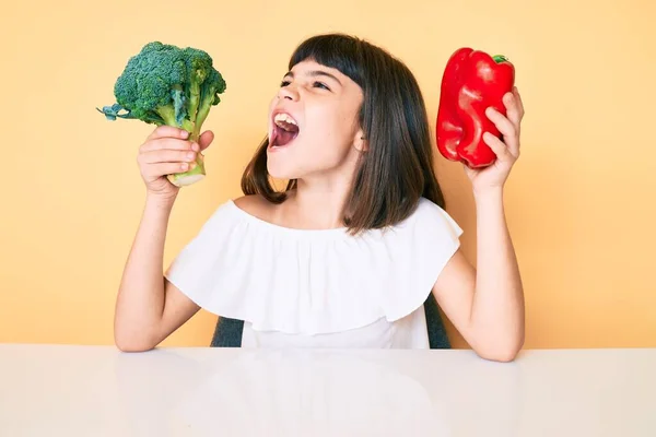 Ung Liten Flicka Med Smäll Håller Broccoli Och Röd Paprika — Stockfoto