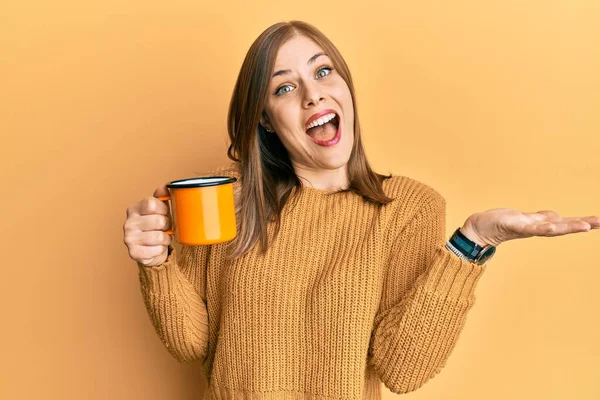 Mulher Branca Bonita Bebendo Uma Xícara Café Celebrando Realização Com — Fotografia de Stock