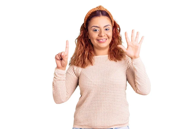 Junge Lateinamerikanische Frau Lässiger Kleidung Und Diadem Zeigt Und Zeigt — Stockfoto