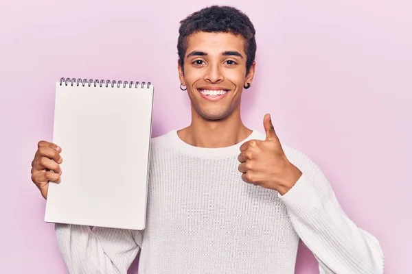 Ung Afrikansk Amercian Man Håller Anteckningsbok Ler Glad Och Positiv — Stockfoto