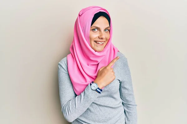 Junge Kaukasische Frau Trägt Einen Traditionellen Islamischen Hijab Schal Fröhlich — Stockfoto