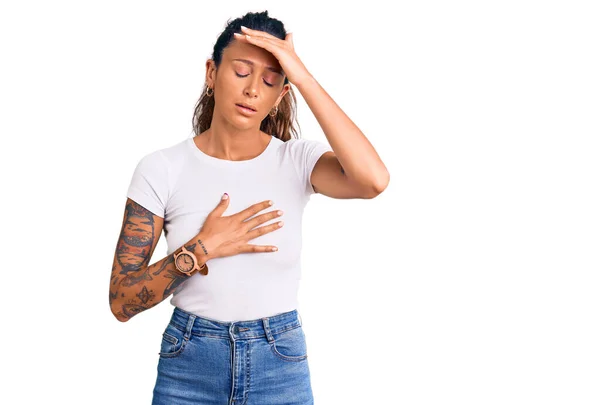Mujer Hispana Joven Con Tatuaje Usando Camiseta Blanca Casual Tocando — Foto de Stock