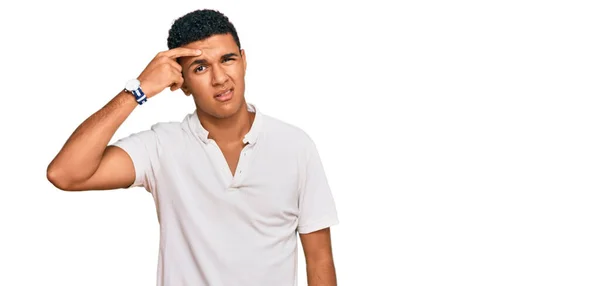 Junger Arabischer Mann Lässiger Kleidung Deutet Unglücklich Auf Pickel Auf — Stockfoto
