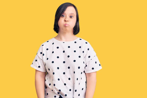 Sendromlu Esmer Kadın Sıradan Kıyafetler Giyip Komik Suratlı Yanakları Şişiriyor — Stok fotoğraf