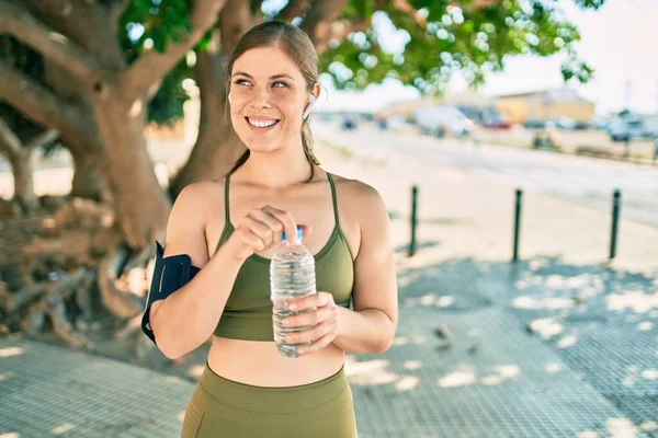 Joven Deportista Rubia Haciendo Ejercicio Bebiendo Botella Agua Ciudad —  Fotos de Stock
