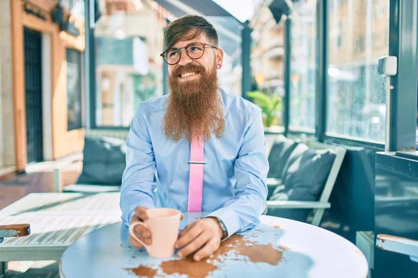 Jonge Roodharige Zakenman Glimlachend Gelukkig Drinkbeker Koffie Zittend Het Terras — Stockfoto