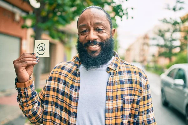 Snygg Modern Afrikansk Amerikansk Man Med Skägg Leende Positiv Stående — Stockfoto