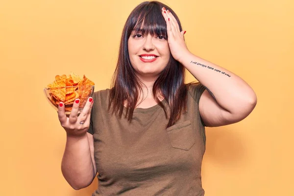 Junge Size Frau Mit Nachos Kartoffelchips Gestresst Und Frustriert Mit — Stockfoto