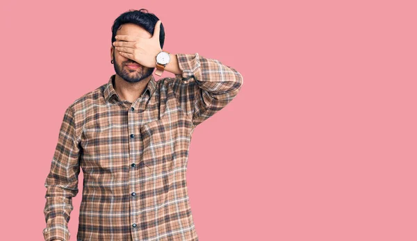 Ung Latinamerikansk Man Klädd Vardagskläder Som Täcker Ögonen Med Handen — Stockfoto