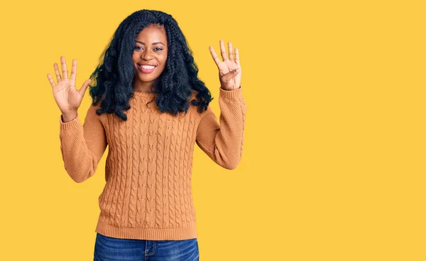 Piękna Afroamerykanka Ubrana Luźny Sweter Pokazująca Wskazująca Palcami Numer Dziewięć — Zdjęcie stockowe