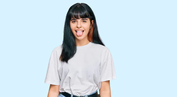 Junges Hispanisches Mädchen Lässiger Kleidung Streckt Die Zunge Mit Lustigem — Stockfoto