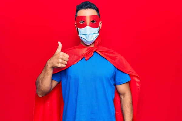 Jovem Hispânico Vestindo Traje Super Herói Máscara Médica Sorrindo Feliz — Fotografia de Stock