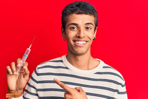 Junger Afrikanisch Amerikanischer Mann Mit Spritze Lächelt Glücklich Und Zeigt — Stockfoto